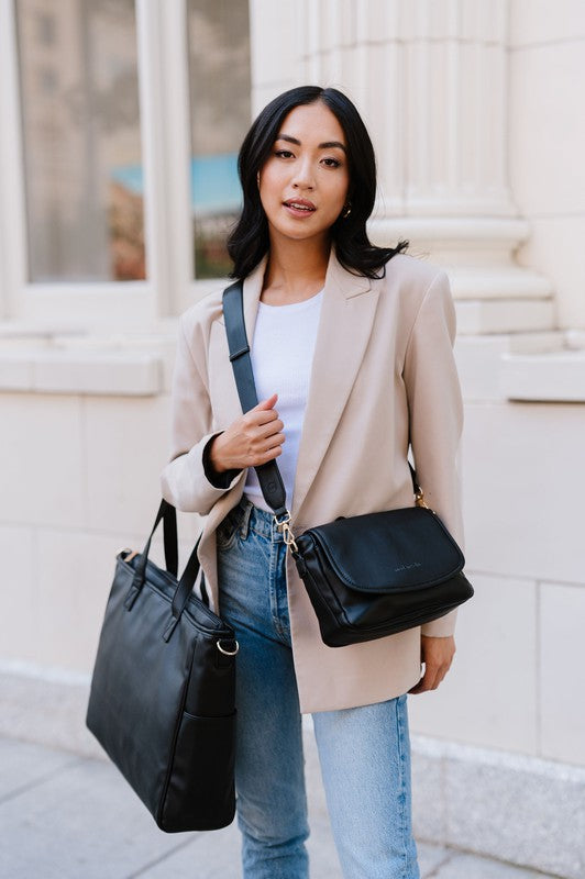 SIGNATURE TOTE CARRY ALL ON LAPTOP BAGSimplify life on the go with a modern+chic exclusive: The Signature Tote. Chic, versatile, and functional, we designed this vegan leather tote with your busy lifesty