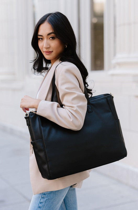 SIGNATURE TOTE CARRY ALL ON LAPTOP BAGSimplify life on the go with a modern+chic exclusive: The Signature Tote. Chic, versatile, and functional, we designed this vegan leather tote with your busy lifesty