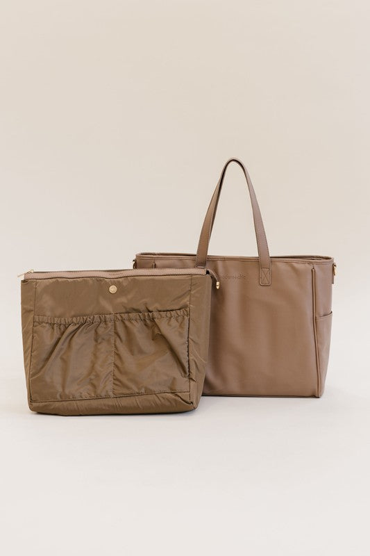 SIGNATURE TOTE CARRY ALL ON LAPTOP BAGSimplify life on the go with a modern+chic exclusive: The Signature Tote. Chic, versatile, and functional, we designed this vegan leather tote with your busy lifesty