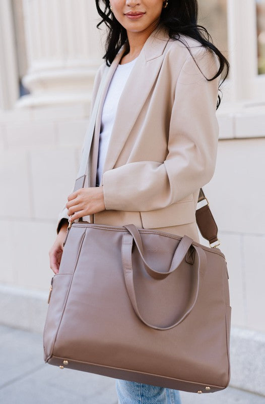 SIGNATURE TOTE CARRY ALL ON LAPTOP BAGSimplify life on the go with a modern+chic exclusive: The Signature Tote. Chic, versatile, and functional, we designed this vegan leather tote with your busy lifesty