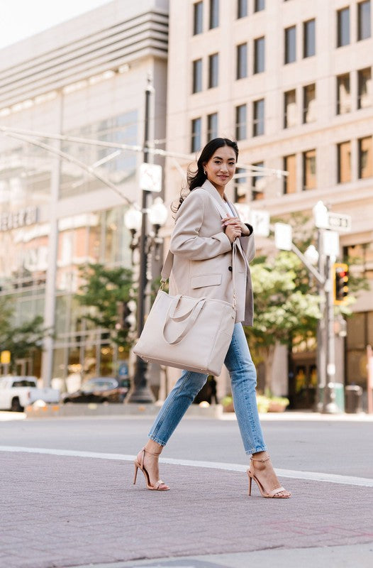 SIGNATURE TOTE CARRY ALL ON LAPTOP BAGSimplify life on the go with a modern+chic exclusive: The Signature Tote. Chic, versatile, and functional, we designed this vegan leather tote with your busy lifesty