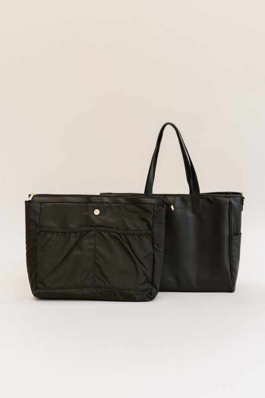 SIGNATURE TOTE CARRY ALL ON LAPTOP BAGSimplify life on the go with a modern+chic exclusive: The Signature Tote. Chic, versatile, and functional, we designed this vegan leather tote with your busy lifesty