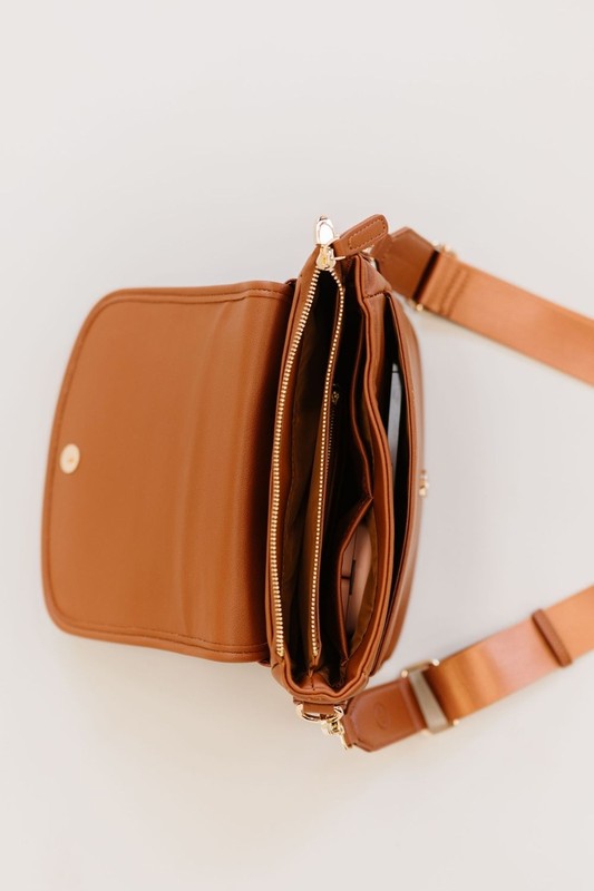 SIGNATURE CROSSBODY SHOULDER BAG WITH CARD WALLETSleek, durable vegan leather material? Check. A matching wallet? Check. Goes-with-everything colors and a chic silhouette? Double check!The Signature Crossbody is fu