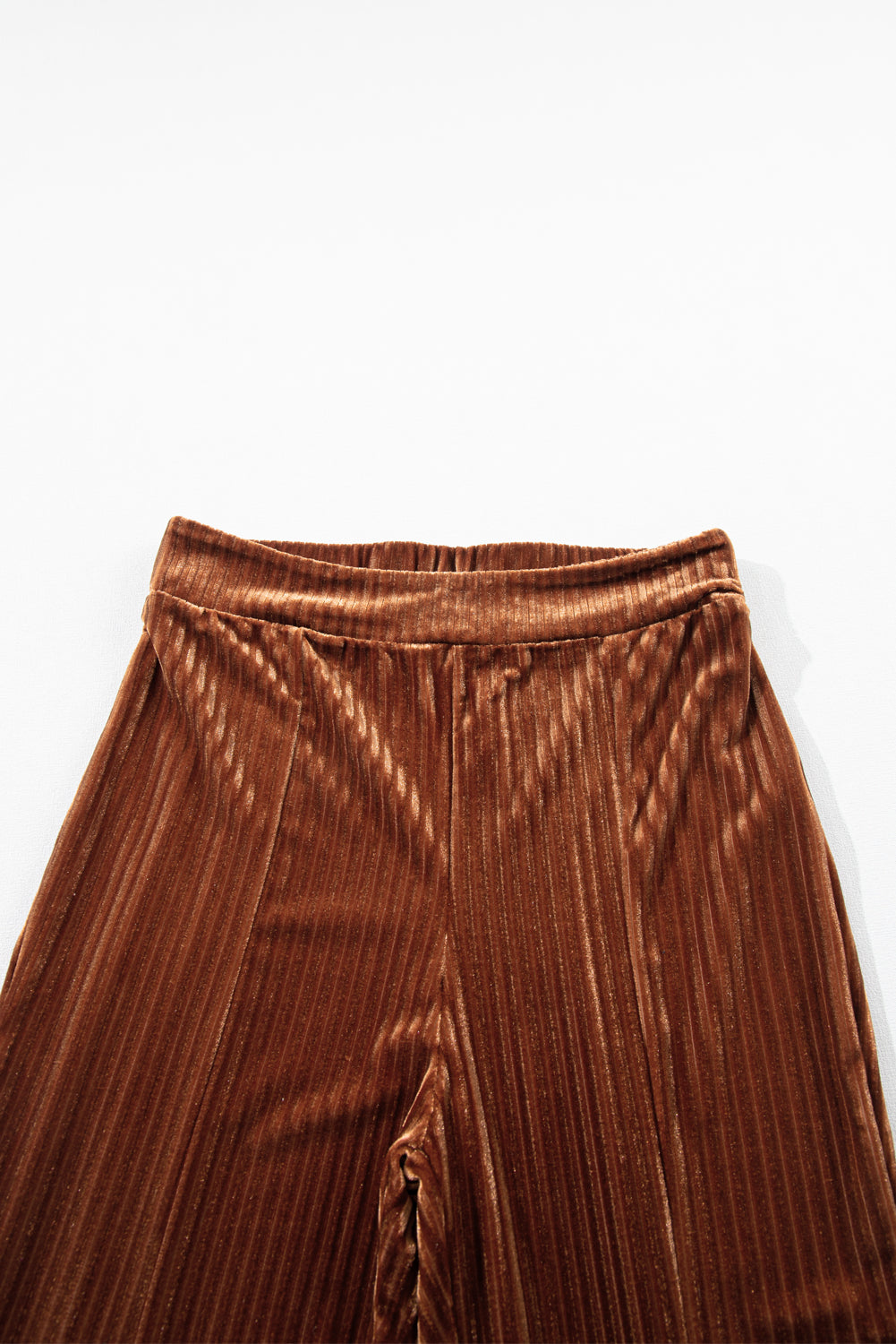 Chestnut Solid Color High Waist Corduroy Flare PantsMaterial:90%Polyester+10%Elastane



		These pants feature a high waist design, which offers a flattering silhouette and can make the wearer's legs appear longer. 