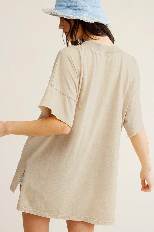 Mineral Washed Oversized Short Sleeve TopA vintage-inspired tee with mineral washed fabrication for everyday outfit. This short sleeve top is featured in a classic cotton fabrication and oversized fit with 