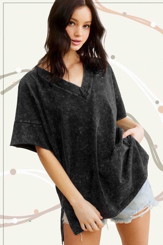 Mineral Washed Oversized Short Sleeve TopA vintage-inspired tee with mineral washed fabrication for everyday outfit. This short sleeve top is featured in a classic cotton fabrication and oversized fit with 