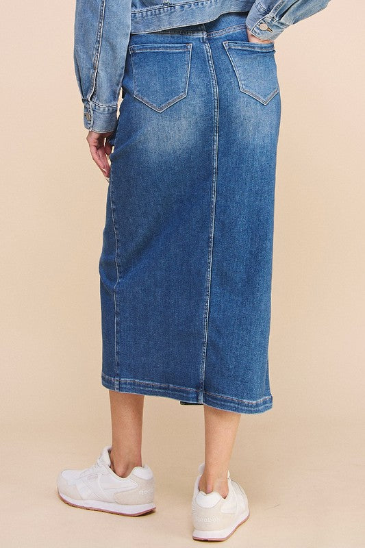 FRONT SLIT CARGO SKIRT- 74% cotton, 24% polyester, 2% spandex- Stretch Denim- Front Cargo Pocket- Front Zipper Fly- 7 pocketsModel is wearing size S, Height 5'8Waist - 26 1/2"Hip - 33 1/2