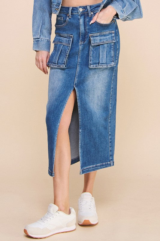 FRONT SLIT CARGO SKIRT- 74% cotton, 24% polyester, 2% spandex- Stretch Denim- Front Cargo Pocket- Front Zipper Fly- 7 pocketsModel is wearing size S, Height 5'8Waist - 26 1/2"Hip - 33 1/2