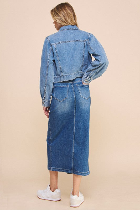 FRONT SLIT CARGO SKIRT- 74% cotton, 24% polyester, 2% spandex- Stretch Denim- Front Cargo Pocket- Front Zipper Fly- 7 pocketsModel is wearing size S, Height 5'8Waist - 26 1/2"Hip - 33 1/2