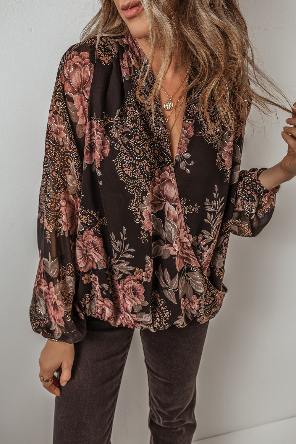 Black Floral Print Criss Cross V Neck Balloon Sleeve BlouseMaterial:100%Polyester

• Embrace elegance with the blouse, perfect for adding a touch of sophistication to your daily outfits.
• The striking floral print adds a 