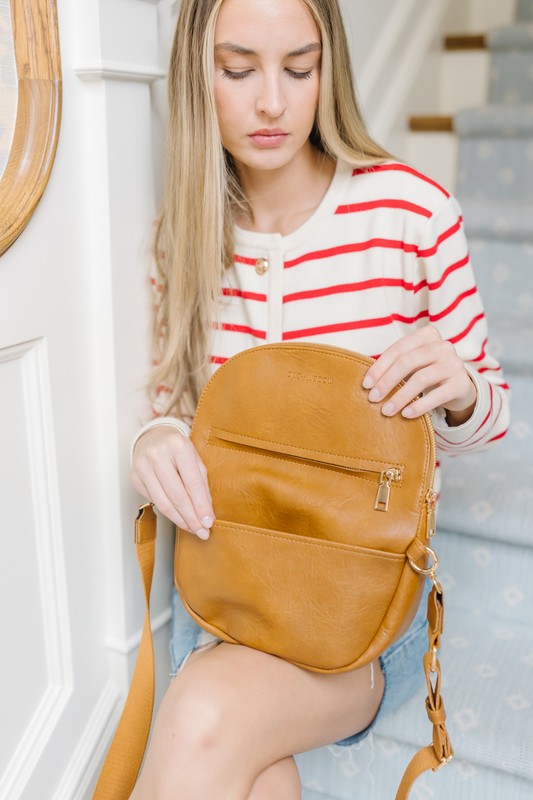 HOLLY FOLDOVER CROSSBODY BELT SHOULDER BAGThe ultimate in fashion and function, the Holly Crossbody is filled with details you'll obsess over. This crossbody has a wide zippered opening that makes it easy to