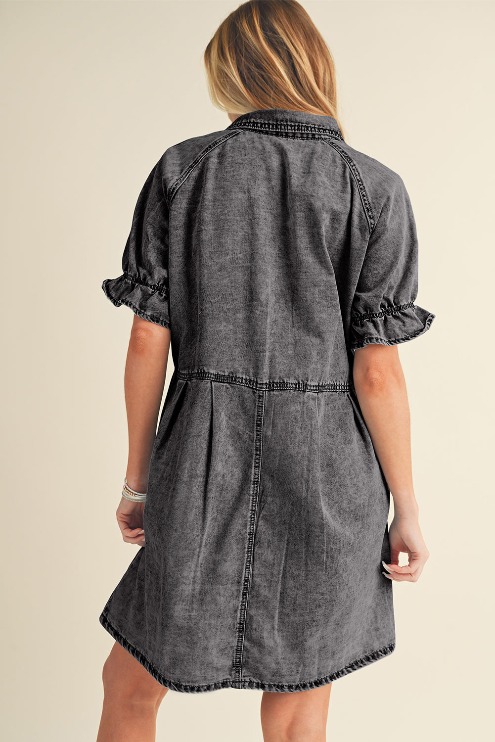 Blue Mineral Washed Ruffled Short Sleeve Pocketed Denim DressMaterial:82%Cotton+10%Polyester+8%Viscose



		This denim dress features short sleeves and a ruffled detail, adding a feminine and playful touch to the design.
	
