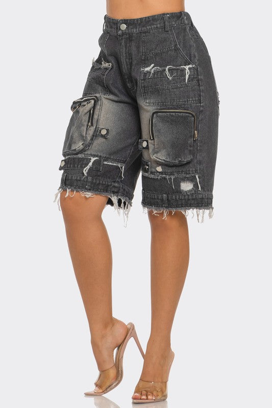 Utility-Chic Frayed Denim Casual Cargo ShortsThese shorts offer a blend of function and fashion, featuring multiple pockets that are both practical and style-forward. The frayed hem gives them an edgy, distress