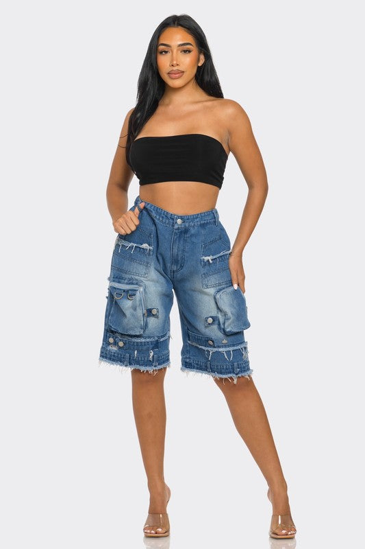 Utility-Chic Frayed Denim Casual Cargo ShortsThese shorts offer a blend of function and fashion, featuring multiple pockets that are both practical and style-forward. The frayed hem gives them an edgy, distress