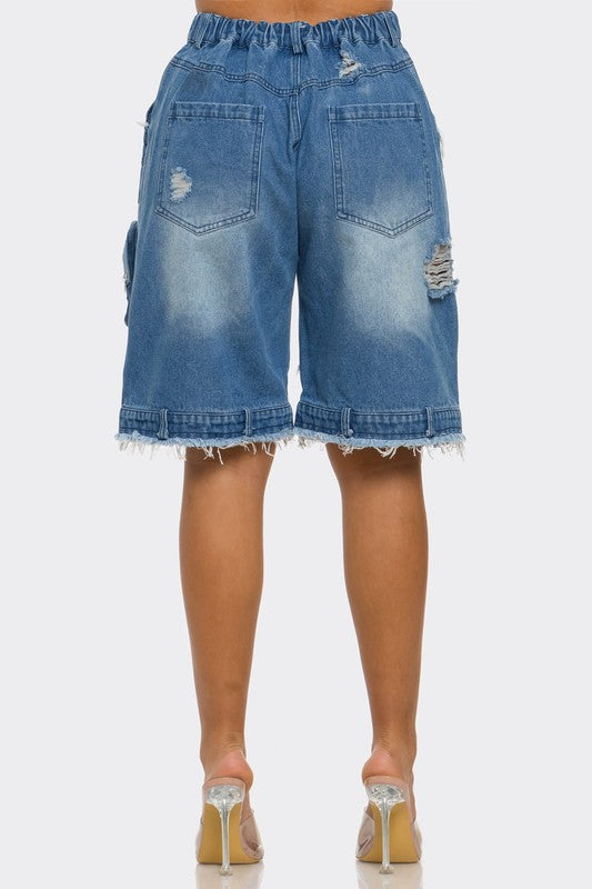 Utility-Chic Frayed Denim Casual Cargo ShortsThese shorts offer a blend of function and fashion, featuring multiple pockets that are both practical and style-forward. The frayed hem gives them an edgy, distress