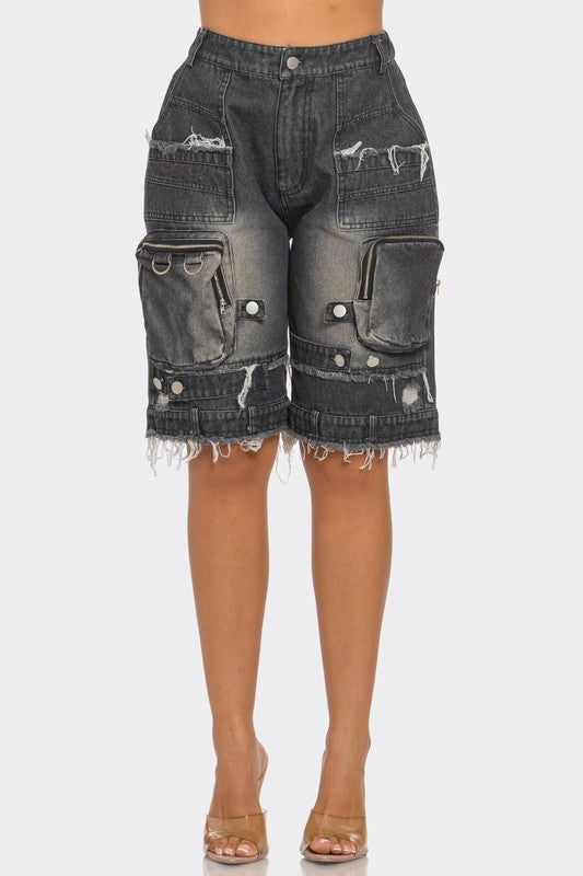 Utility-Chic Frayed Denim Casual Cargo ShortsThese shorts offer a blend of function and fashion, featuring multiple pockets that are both practical and style-forward. The frayed hem gives them an edgy, distress