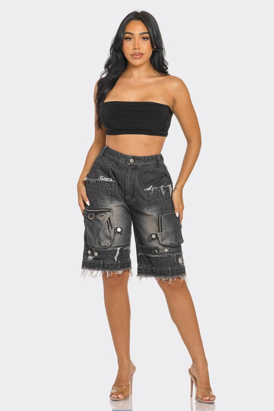 Utility-Chic Frayed Denim Casual Cargo ShortsThese shorts offer a blend of function and fashion, featuring multiple pockets that are both practical and style-forward. The frayed hem gives them an edgy, distress