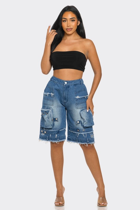 Utility-Chic Frayed Denim Casual Cargo ShortsThese shorts offer a blend of function and fashion, featuring multiple pockets that are both practical and style-forward. The frayed hem gives them an edgy, distress