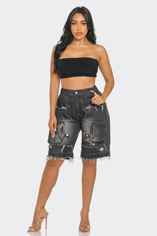 Utility-Chic Frayed Denim Casual Cargo ShortsThese shorts offer a blend of function and fashion, featuring multiple pockets that are both practical and style-forward. The frayed hem gives them an edgy, distress