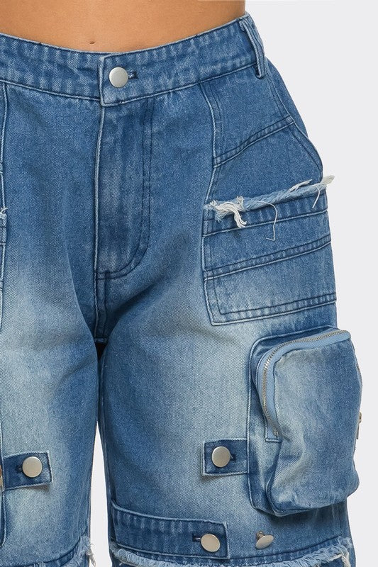 Utility-Chic Frayed Denim Casual Cargo ShortsThese shorts offer a blend of function and fashion, featuring multiple pockets that are both practical and style-forward. The frayed hem gives them an edgy, distress