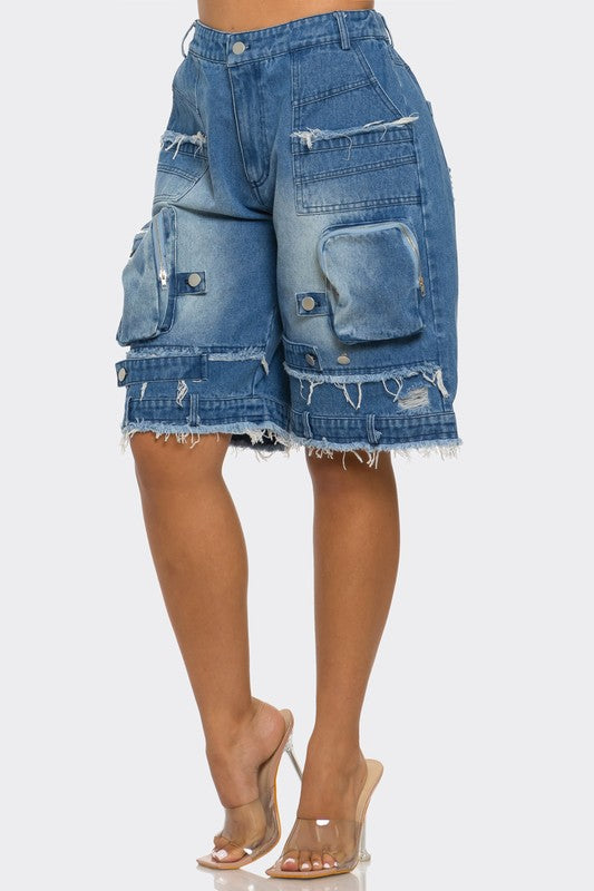 Utility-Chic Frayed Denim Casual Cargo ShortsThese shorts offer a blend of function and fashion, featuring multiple pockets that are both practical and style-forward. The frayed hem gives them an edgy, distress