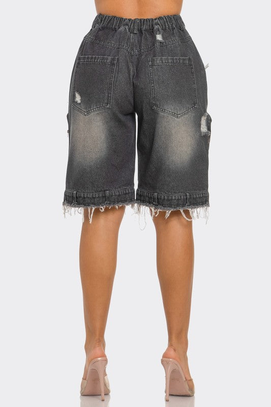 Utility-Chic Frayed Denim Casual Cargo ShortsThese shorts offer a blend of function and fashion, featuring multiple pockets that are both practical and style-forward. The frayed hem gives them an edgy, distress