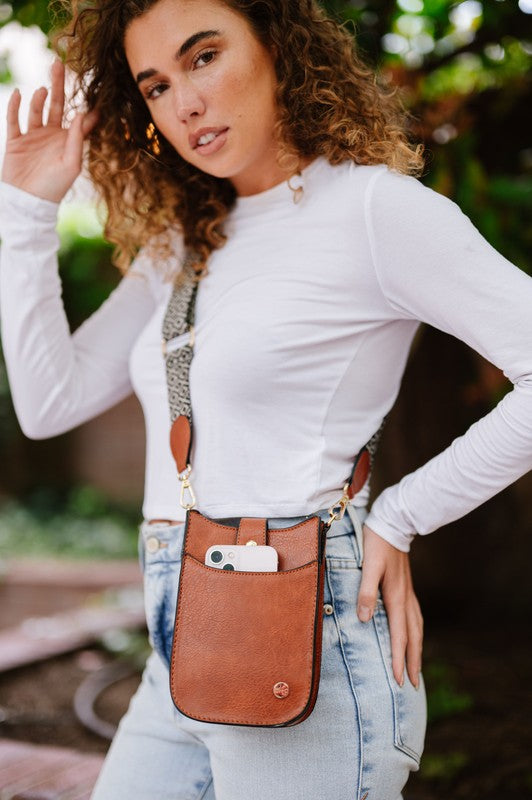 ROBYN CROSSBODY PHONECASE CONCERT SHOULDER BAGLooking for the bag that will take you from brunch, to a festival, to errands, and back again? The Robyn has you covered. This women's crossbody is the perfect size 