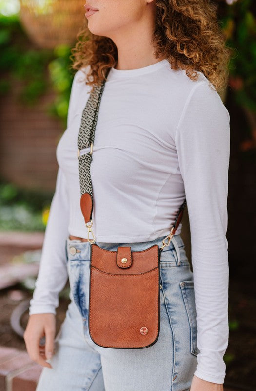 ROBYN CROSSBODY PHONECASE CONCERT SHOULDER BAGLooking for the bag that will take you from brunch, to a festival, to errands, and back again? The Robyn has you covered. This women's crossbody is the perfect size 