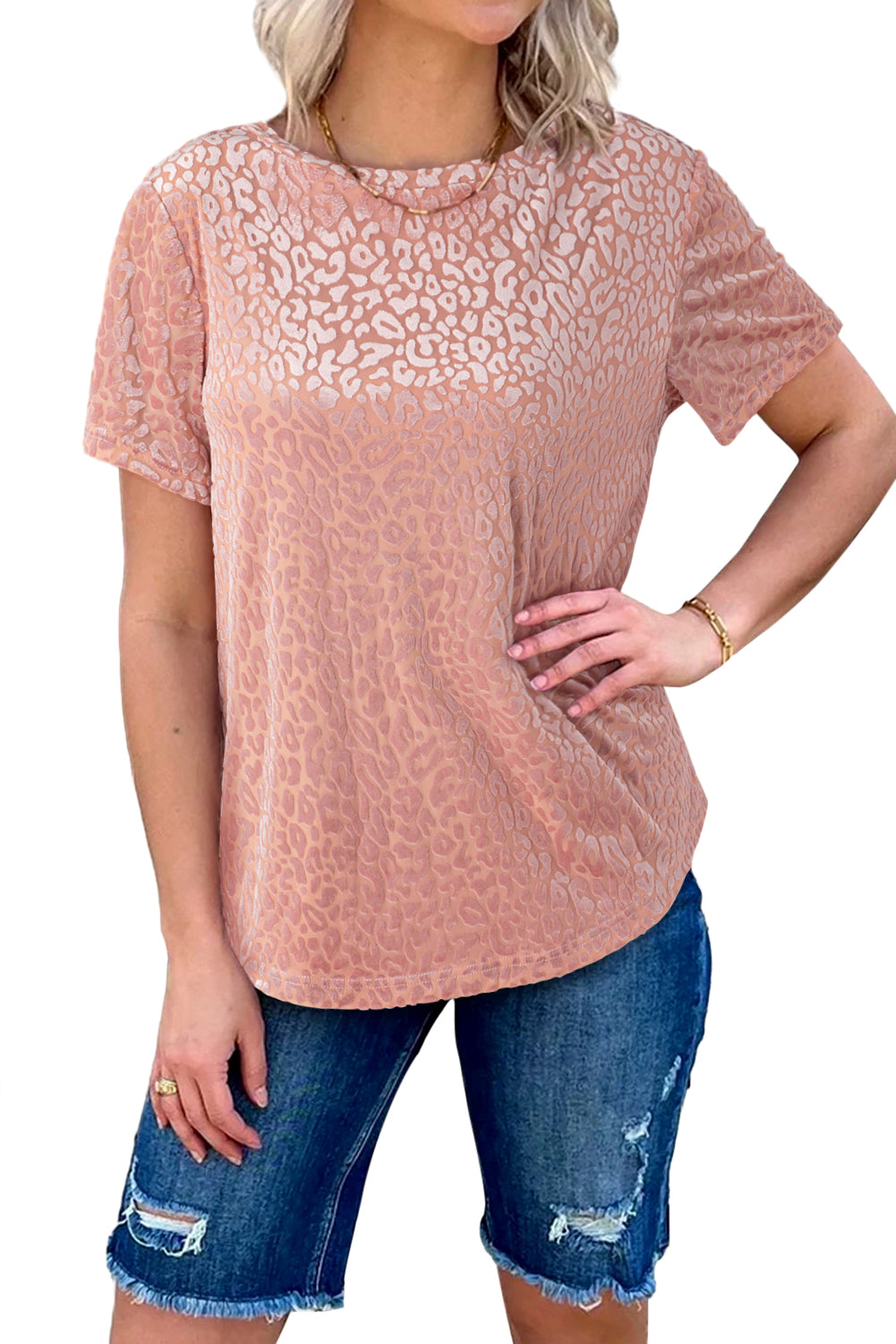 Pink Leopard Print Contrast Neckline Short Sleeve BlouseMaterial:70%Polyester+20%Polyamide+10%Elastane



		The blouse drapes loosely on the body, providing a comfortable and flattering silhouette that is suitable for d