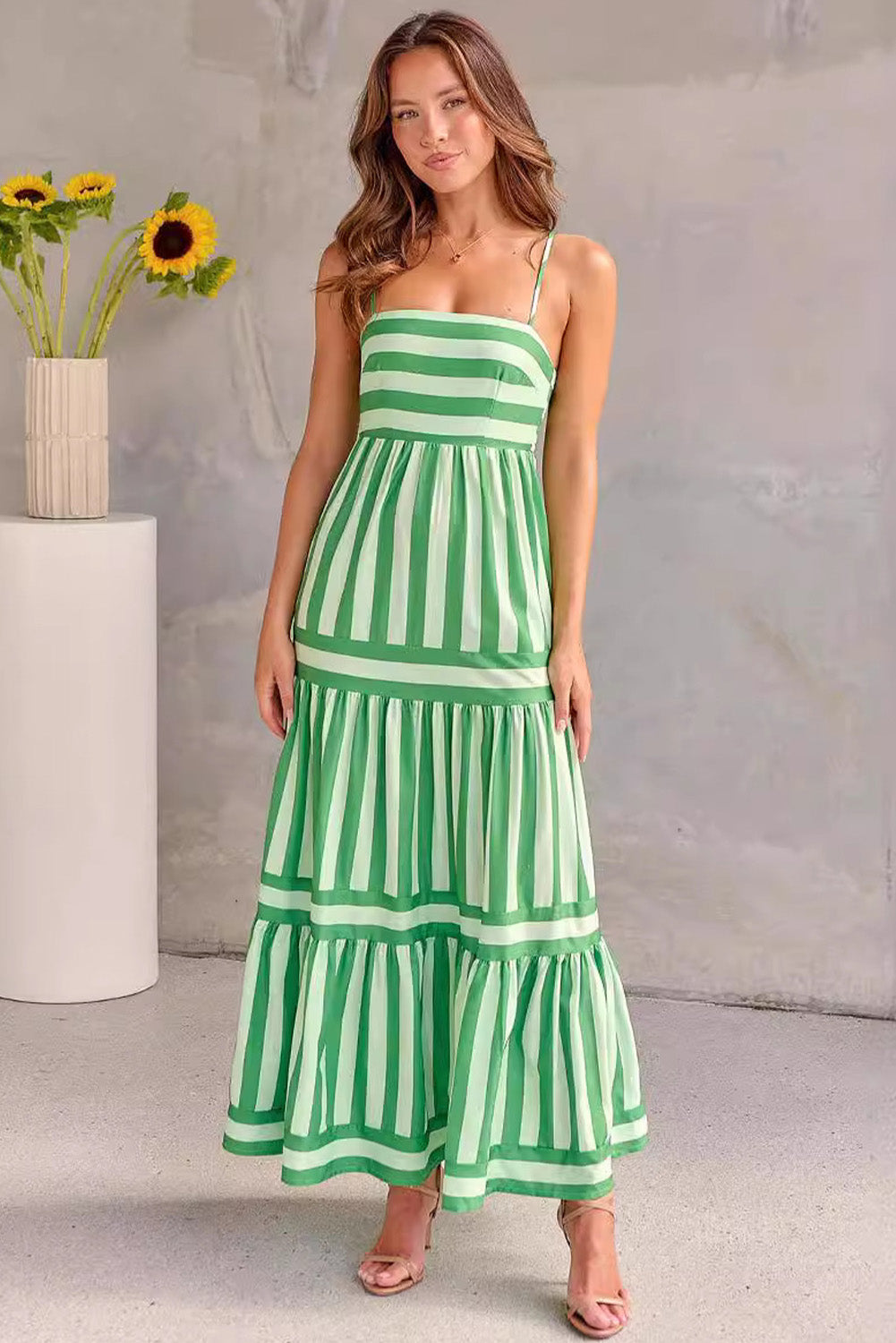 Pink Stripe Print Shirred Backless Pocket Maxi DressMaterial:95%Polyester+5%Elastane

• The dress features a trendy striped design that exudes casual charm, perfect for everyday wear.
• The shirred detailing on the 