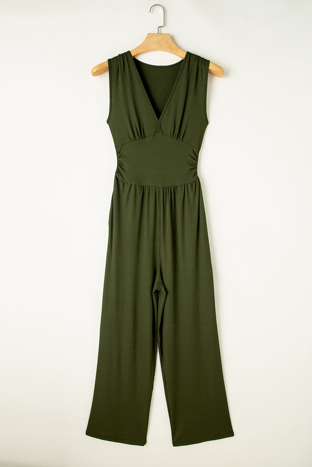 Moss Green Sleeveless V Neck Ruched Wide Leg JumpsuitMaterial:95%Polyester+5%Elastane

• Elegant moss green jumpsuit featuring a flattering V-neck design that accentuates the neckline.
• Sleeveless style offers a chi