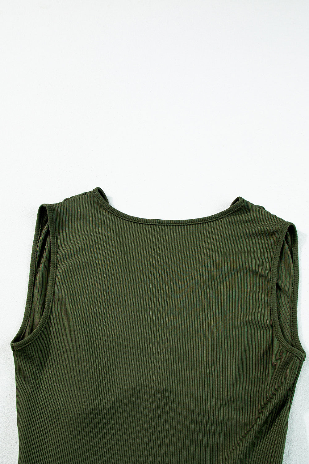 Moss Green Sleeveless V Neck Ruched Wide Leg JumpsuitMaterial:95%Polyester+5%Elastane

• Elegant moss green jumpsuit featuring a flattering V-neck design that accentuates the neckline.
• Sleeveless style offers a chi