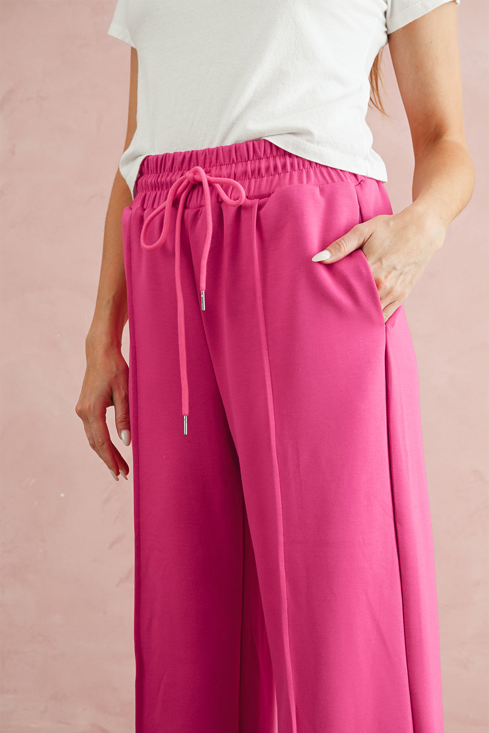 Rose Red Drawstring Smocked Waist Wide Leg PantsMaterial:50%Polyester+45%Viscose+5%Elastane



		The high waist and wide leg designs ensure wearers feel slim and fashionable.
	
	
		Featuring an elastic smocke