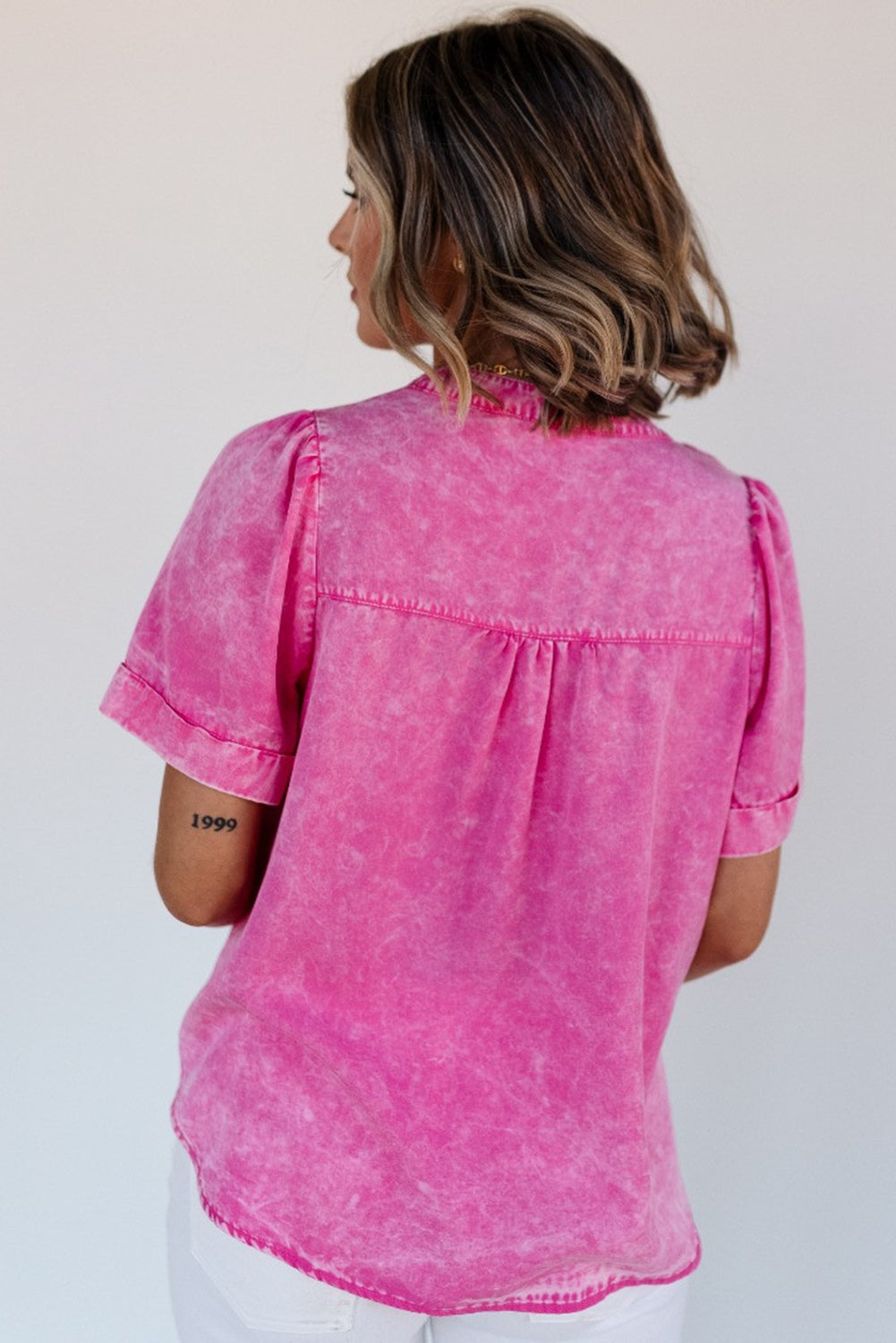 Bright Pink Mineral Wash Split Neck Pocket Patched Denim BlouseMaterial:100%Lyocell

• Stand out in style with this eye-catching bright pink mineral wash denim blouse featuring a split neck design and unique pocket patches for 