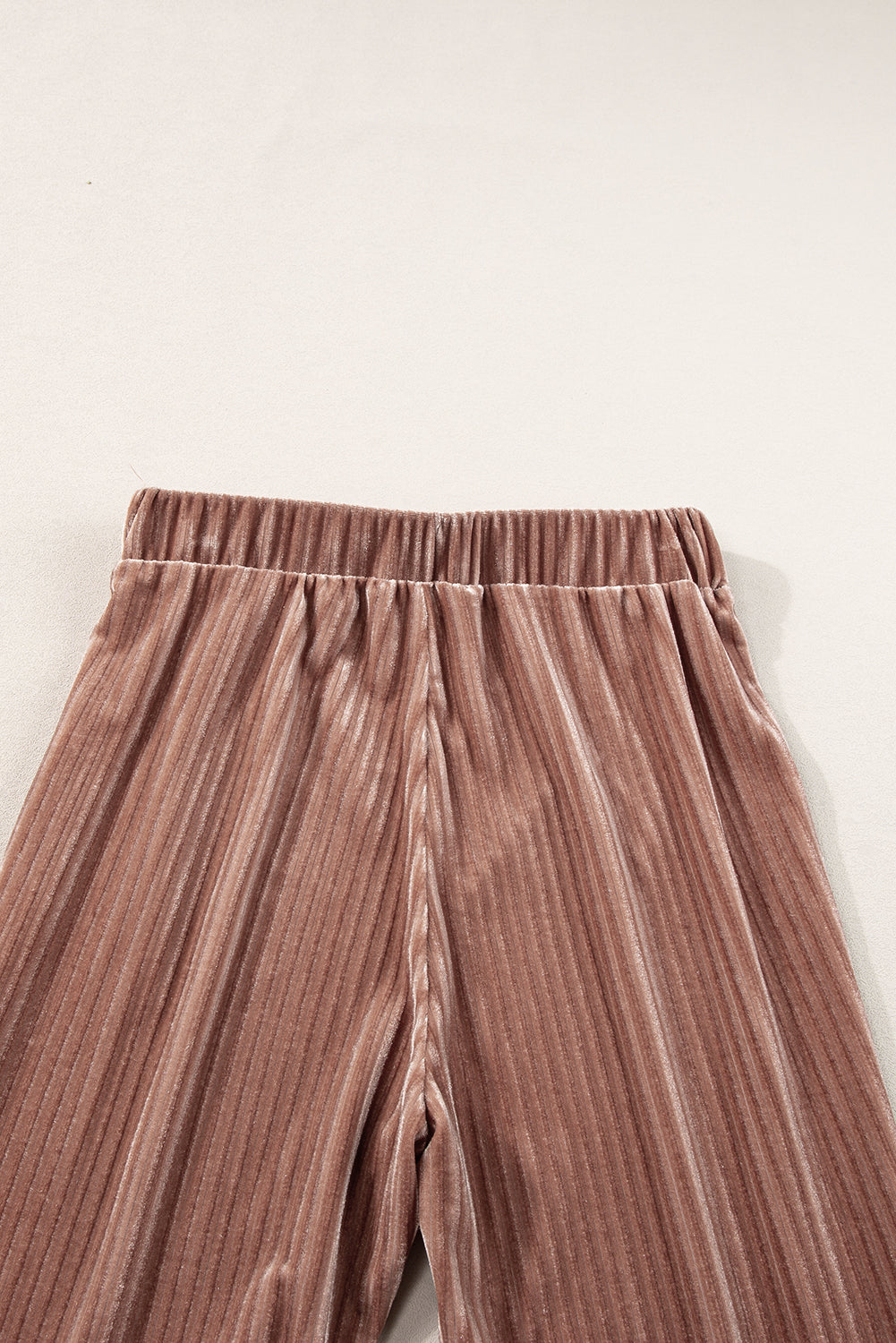 Chestnut Solid Color High Waist Corduroy Flare PantsMaterial:90%Polyester+10%Elastane



		These pants feature a high waist design, which offers a flattering silhouette and can make the wearer's legs appear longer. 