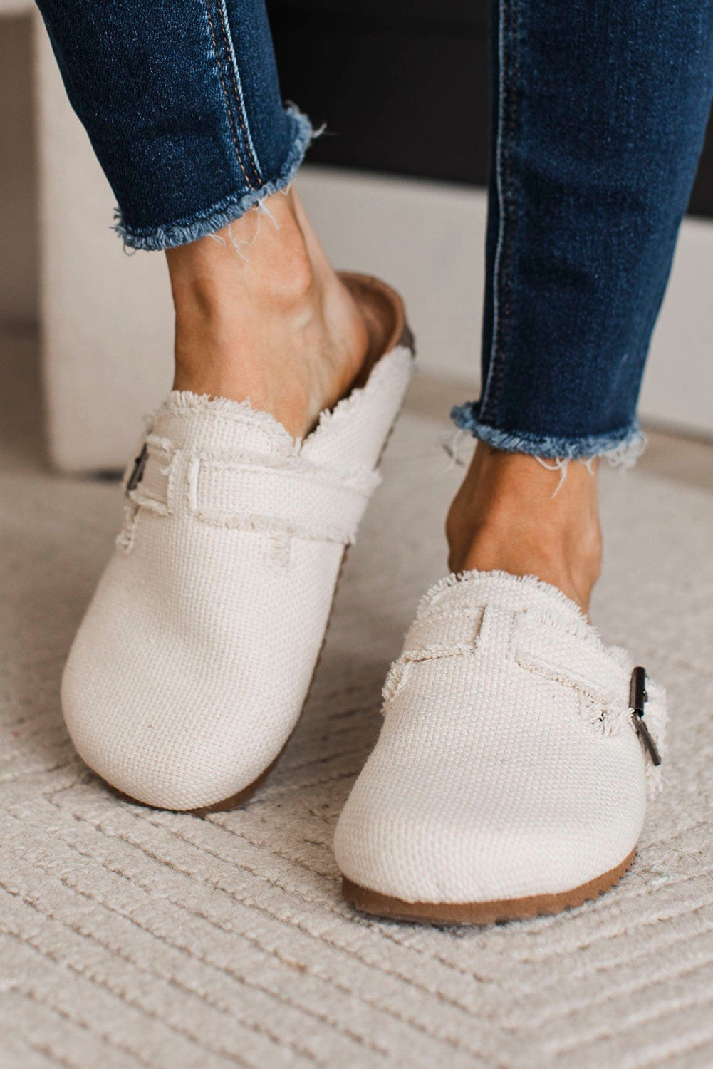 Beige Woven Linen Distressed Buckle Decor Slippers• Embrace comfort with these slippers, perfect for daily wear in spring and autumn.
• The boho-chic style of these slippers adds a touch of laid-back charm to any o