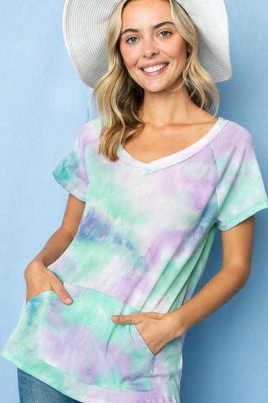 PLUS TIE DYE THERMAL V NECK TOPPLUS TIE DYE THERMAL FRONT POCKET SHORT SLEEVE V NECK TOP96% POLYESTER, 4% SPANDEX MADE IN USA1X/2X/3X 2-2-2
Style: Casual
Print / Pattern: TIE DYE 
Fit: Regular
Emb