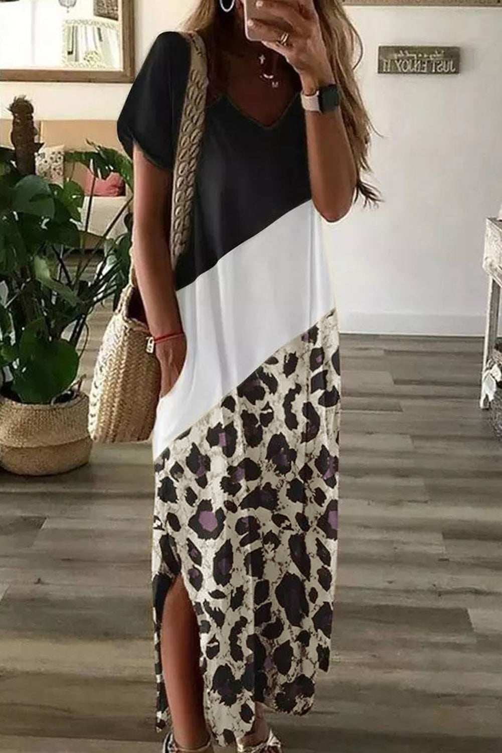 Black Leopard Color Block Side Slit T Shirt Maxi DressMaterial:95%POLYESTER+5%ELASTANE



		•The dress features a unique combination of color block and leopard print, making it a statement piece that can be styled in 