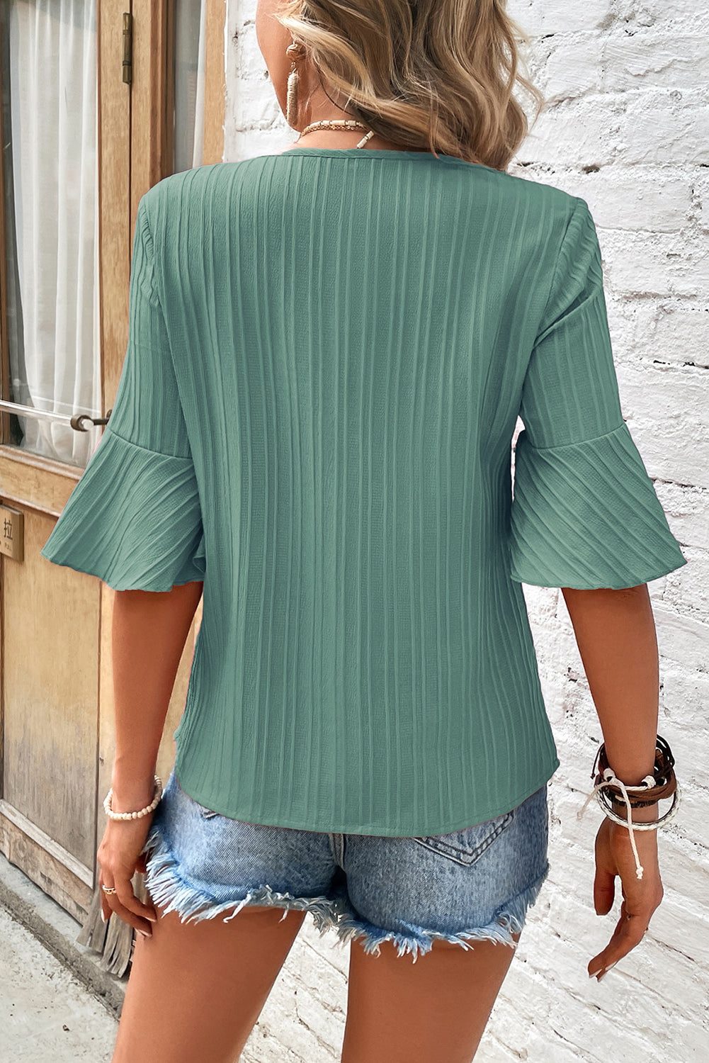 Beau Blue Ruffled Short Sleeve V Neck Textured BlouseMaterial:97%Polyester+3%Elastane



		Elevate your style with this stylish and popular women's top featuring textured fabric. 
	
	
		The V-neck, ruffled sleeves