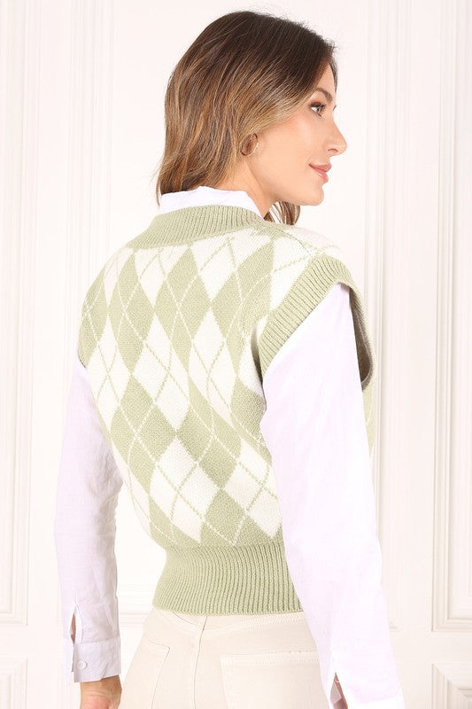 Knitted argyle sweater vest- Knitted argyle sweater vest (yarn dyed, not printed)- Pattern type : argyle pattern- Neck line : V neck- Sleeve length : sleeveless- Stretch : stretch- Sheer : not