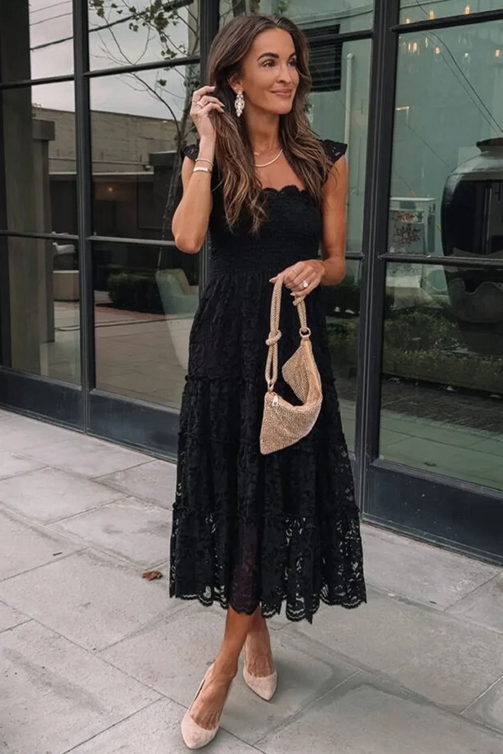 Black Lace Smocked Bodice Sleeveless Midi DressMaterial:54%Polyamide+41%Polyester+5%Elastane

• Effortlessly chic, this black lace smocked bodice midi dress exudes elegance and sophistication, perfect for both c