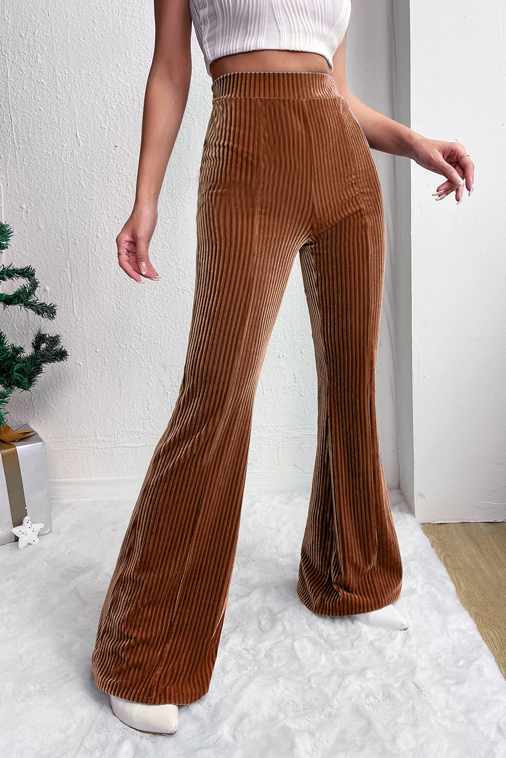 Chestnut Solid Color High Waist Corduroy Flare PantsMaterial:90%Polyester+10%Elastane



		These pants feature a high waist design, which offers a flattering silhouette and can make the wearer's legs appear longer. 