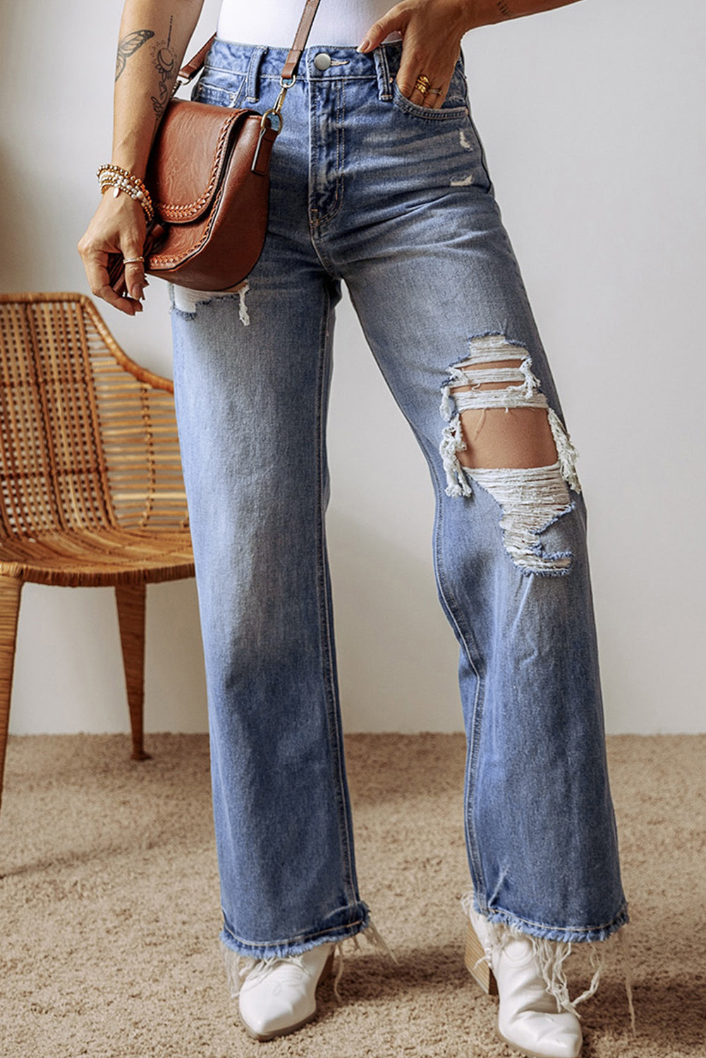 Ashleigh Blue Distressed Raw Hem Straight Leg High Waist JeansMaterial:71%Cotton+27.5%Polyester+1.5%Elastane

• The raw hem adds a touch of edge, while the high waist design offers a flattering silhouette for daily wear.
• Co