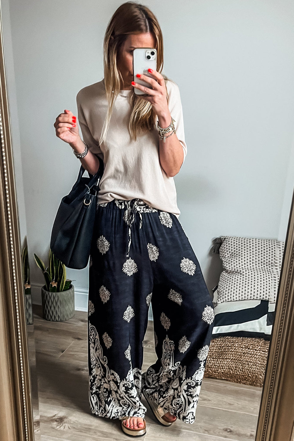 Black Bohemian Print Drawstring Waist Wide Leg PantsMaterial:100%Polyester

• Crafted from high-quality fabric, these pants combine comfort with style for a versatile wardrobe staple.
• The bohemian print adds a tou