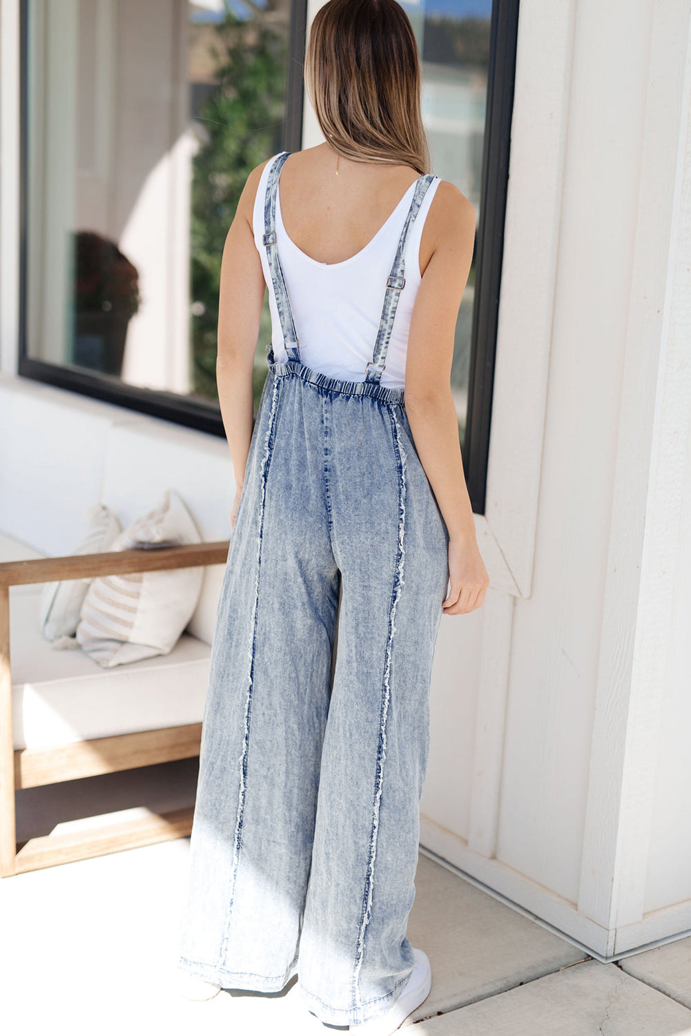 Blue Light Wash Frayed Exposed Seam Wide Leg Denim OverallsMaterial:95%Cotton+5%Polyester



		The overalls are a stylish and retro-inspired pair of overalls made from light wash denim.
	
	
		These overalls have a vinta