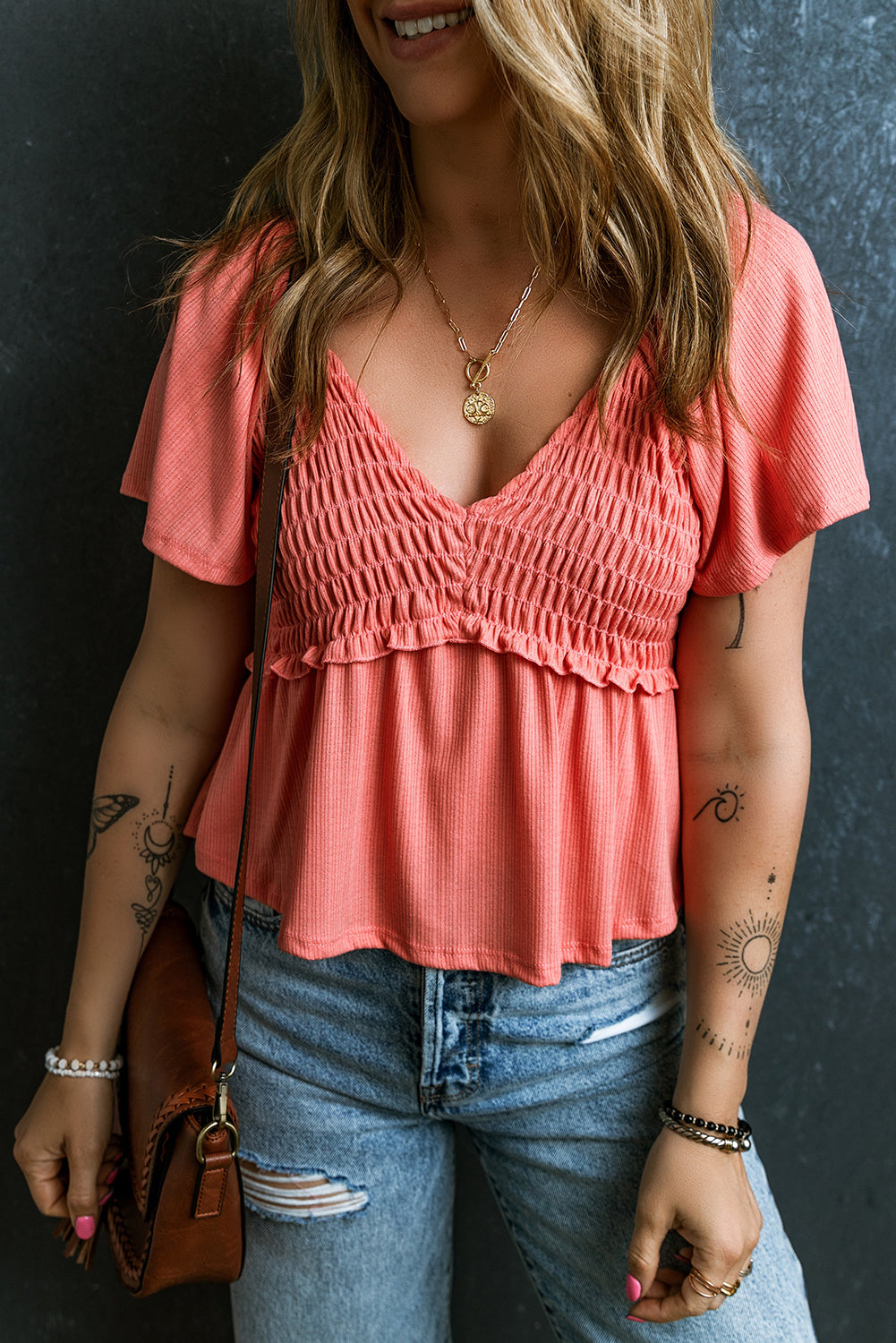 Tomato Red Shirred V Neck Short Flutter Sleeve Textured BlouseMaterial:95%POLYESTER+5%ELASTANE



		The blouse is a charming and feminine top featuring a shirred V-neckline and delicate flutter sleeves, adding a touch of eleg