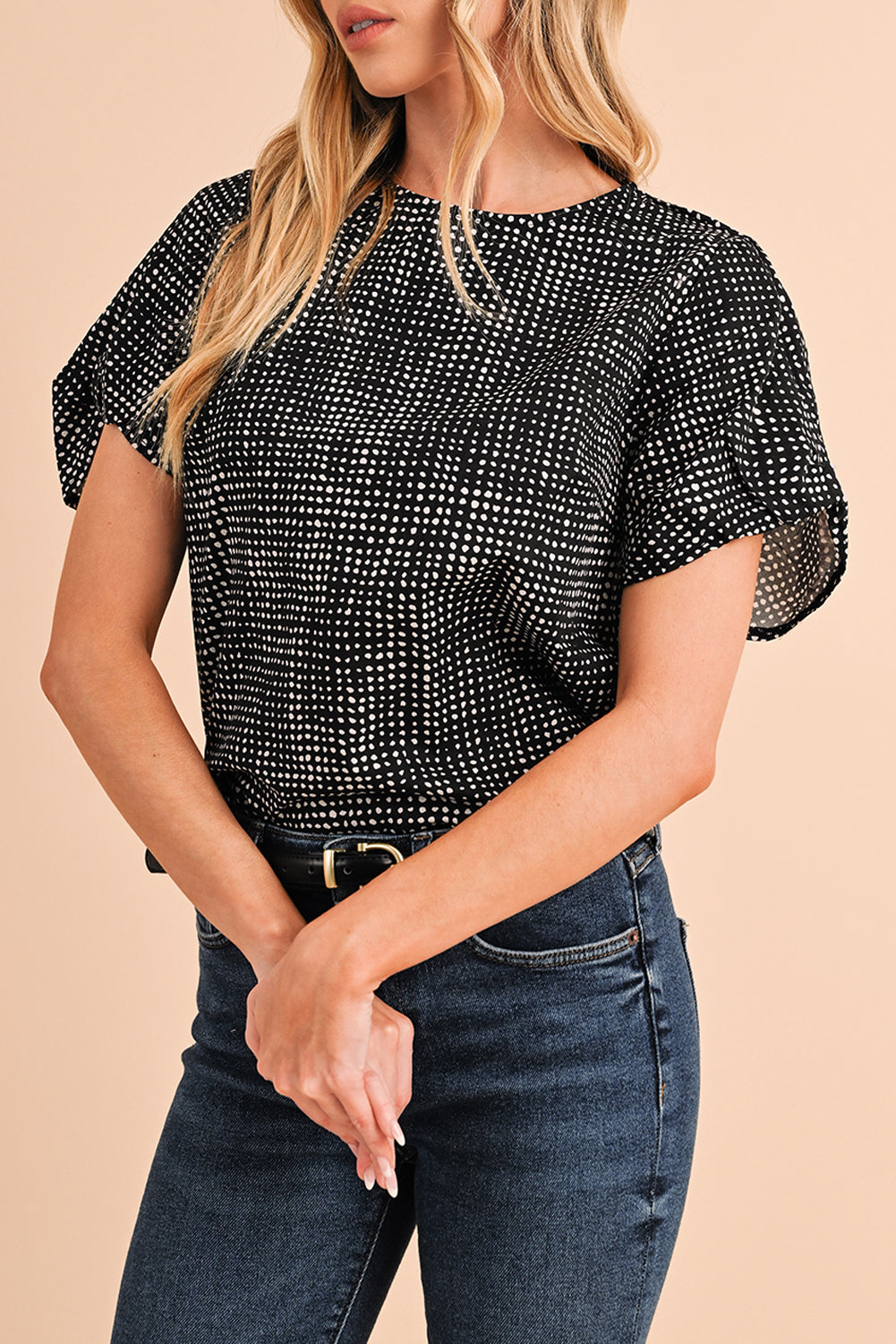 Black Dotted Puff Sleeve Round Neck BlouseMaterial:100%Polyester



		This blouse is designed with puff sleeves, which are characterized by their voluminous and gathered appearance.
	
	
		The blouse is 