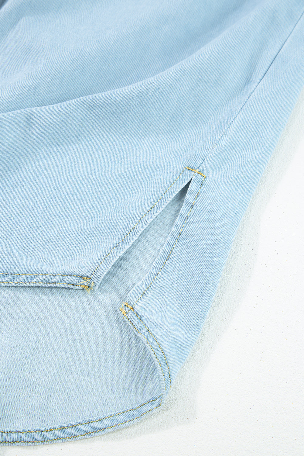 Mist Blue Light Wash Flap Pockets Rounded Hem Denim BlouseMaterial:82%Cotton+10%Polyester+8%Viscose

• Elevate your daily wardrobe with the bouse, featuring chic flap pockets and a rounded hem for a modern touch.
• Crafte