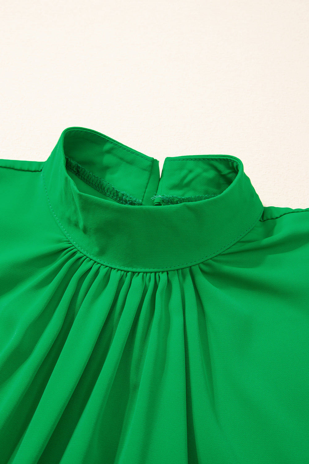 Bright Green Solid Color Batwing Sleeve Knotted BlouseMaterial:95%Polyester+5%Elastane



		The blouse is designed with batwing sleeves, which are loose and wide, creating a relaxed and comfortable fit. The batwing sl