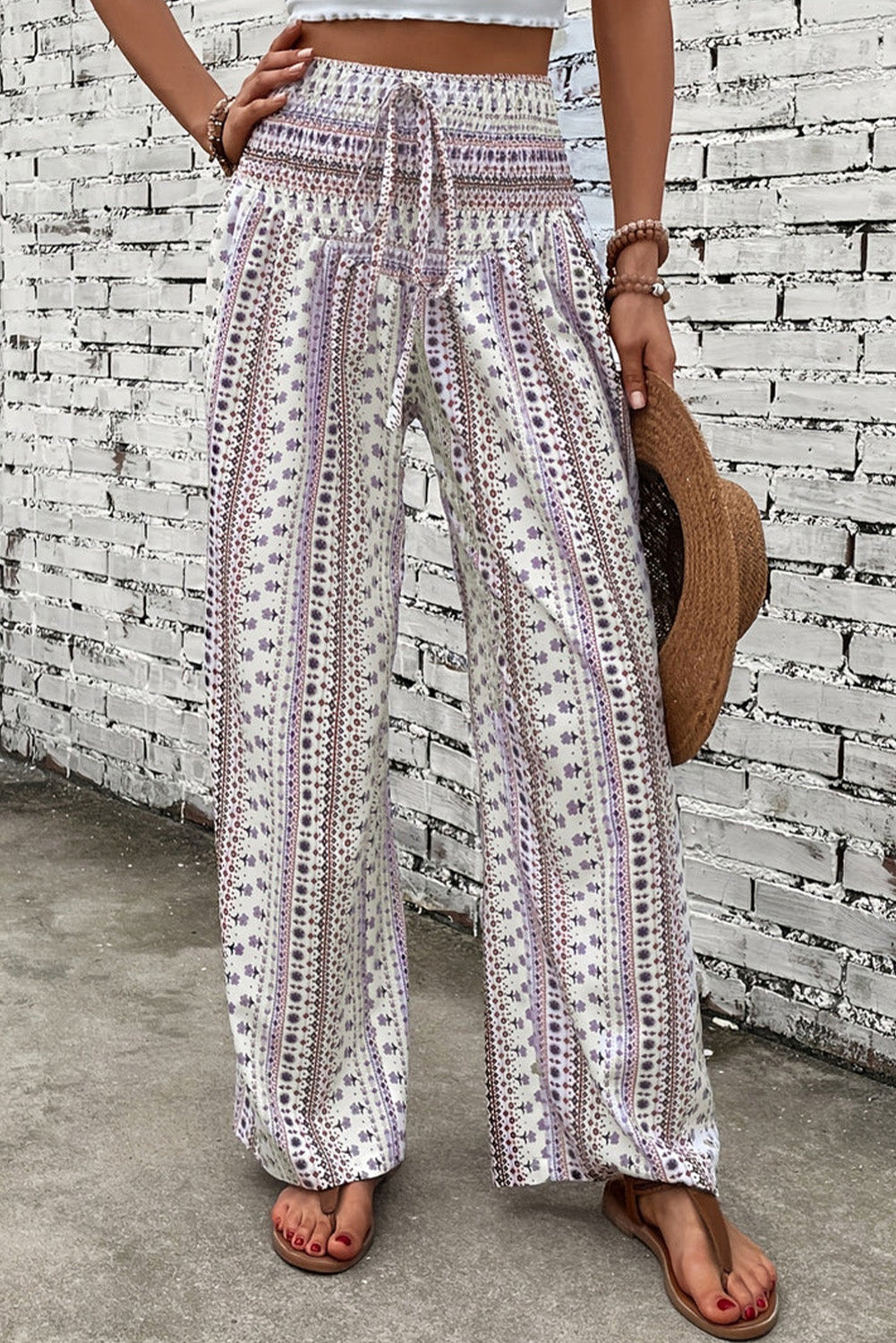 White Floral Print High Waist Drawstring Wide Leg Pants• The floral pattern adds a touch of femininity to any outfit, while the high waist and wide leg design ensure both comfort and style.
• The drawstring waist allows